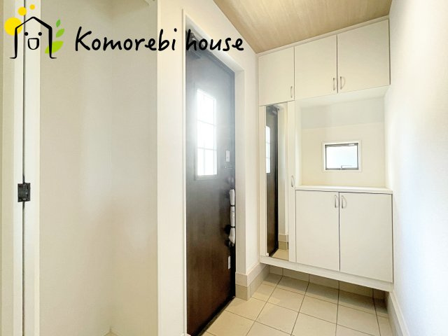 伊奈町本町　8期　新築一戸建て　グラファーレ　04の玄関|シンプルで使いやすい玄関です