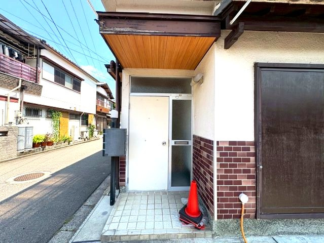 河内長野市高向の一戸建てのエントランス