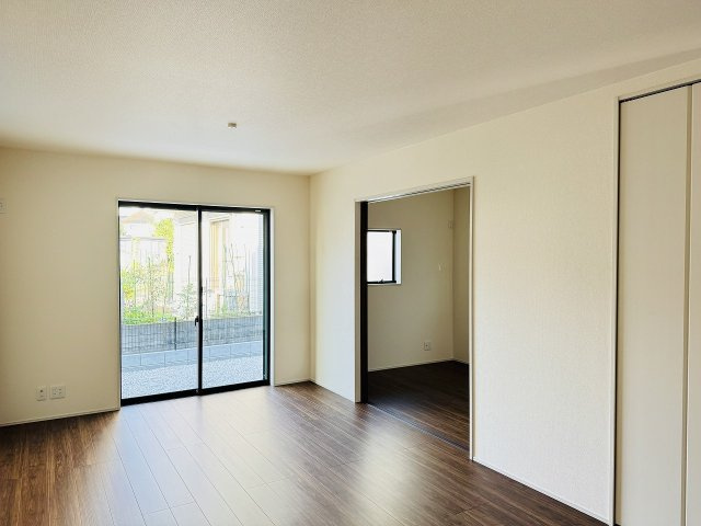 八王子市　下恩方町　新築一戸建て　１６期の居間・リビング|～16.75帖の明るいLDK、家族団欒の時間をお過ごしいただけます～