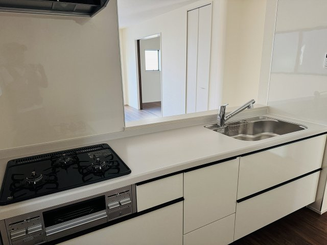 八王子市　下恩方町　新築一戸建て　１６期のキッチン|～３口コンロと広い調理台でお料理が捗ります～