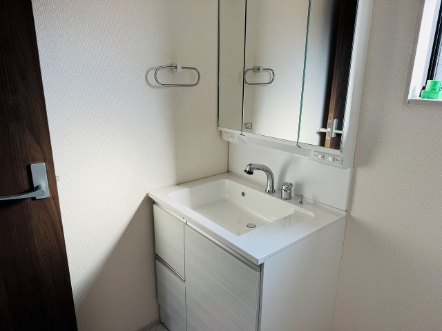 八王子市　下恩方町　新築一戸建て　１６期の独立洗面台|～３面鏡付きの独立洗面台　細々している物をスッキリ収納出来ます～