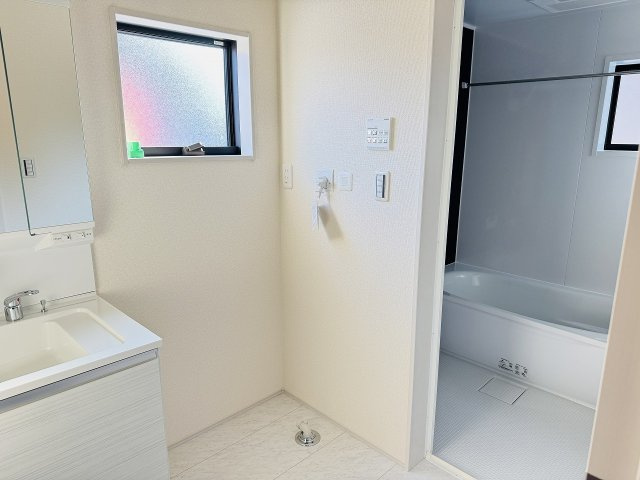 八王子市　下恩方町　新築一戸建て　１６期の脱衣所|～窓付きで明るい洗面所　換気もしやすいです～