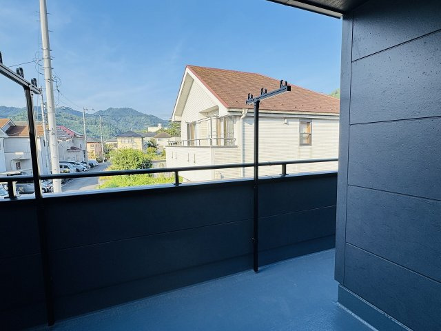 八王子市　下恩方町　新築一戸建て　１６期のバルコニー|～開放感のある大型バルコニー　陽当たり良好、洗濯物がよく乾きそうです～