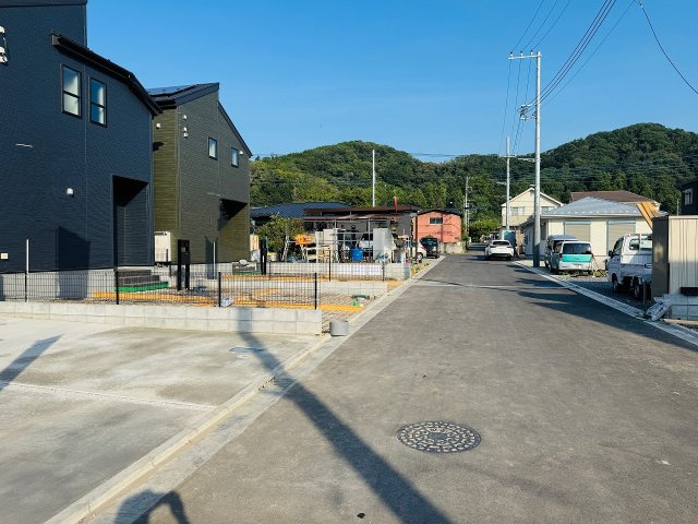 八王子市　下恩方町　新築一戸建て　１６期の前面道路含む現地写真|～北東側6m道路に面しています～