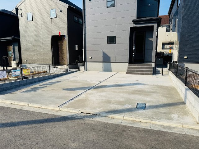 八王子市　下恩方町　新築一戸建て　１６期の駐車場|～並列2台駐車可能カースペース付き～