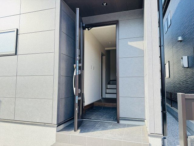 八王子市　下恩方町　新築一戸建て　１６期の玄関|～玄関は安心のWロックキーを採用～