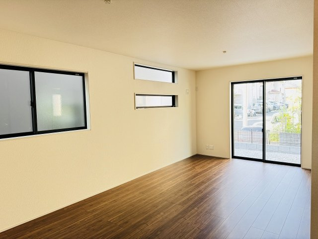 八王子市　下恩方町　新築一戸建て　１６期の居間・リビング|～16.75帖の明るいLDK、家族団欒の時間をお過ごしいただけます～