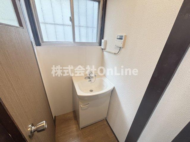 八尾市太田５丁目の一戸建ての独立洗面台
