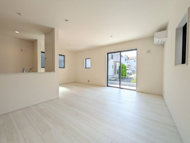 八王子市　下恩方町　新築一戸建て　１６期の居間・リビング|～17.0帖の明るいLDKで、家族団欒の時間をお過ごしいただけます～