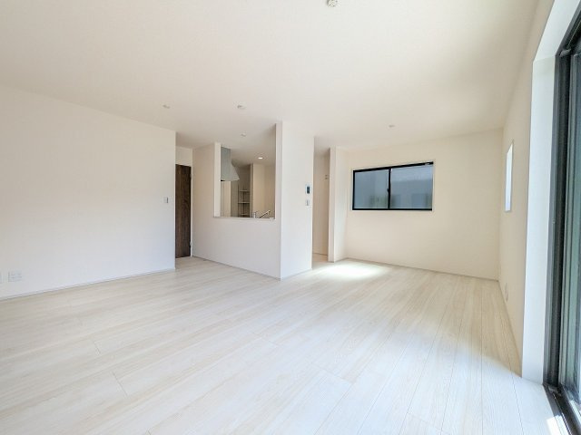 八王子市　下恩方町　新築一戸建て　１６期の居間・リビング|～17.0帖の明るいLDKで、家族団欒の時間をお過ごしいただけます～