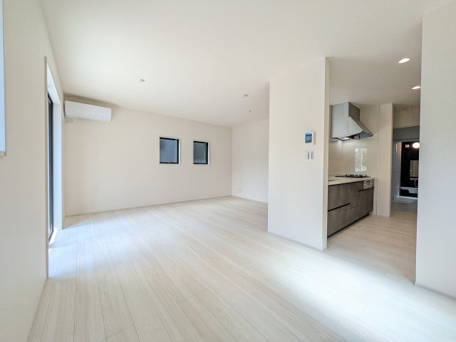 八王子市　下恩方町　新築一戸建て　１６期の内装|～17.0帖の明るいLDKで、家族団欒の時間をお過ごしいただけます～