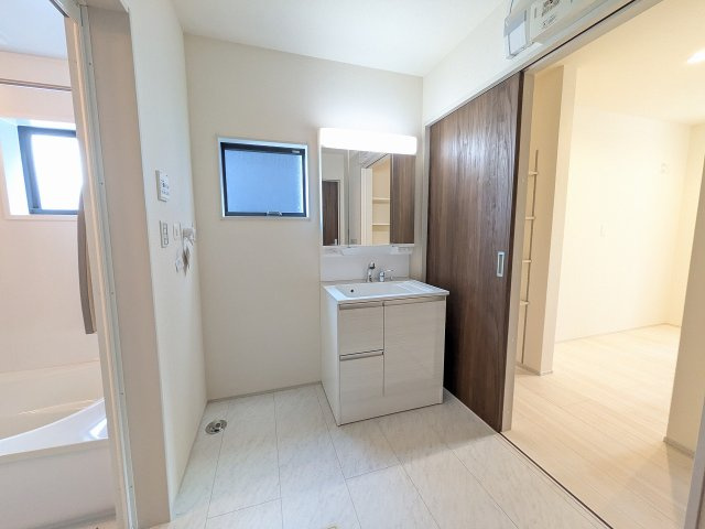 八王子市　下恩方町　新築一戸建て　１６期の脱衣所|～窓付きで明るい洗面所　換気もしやすいです～