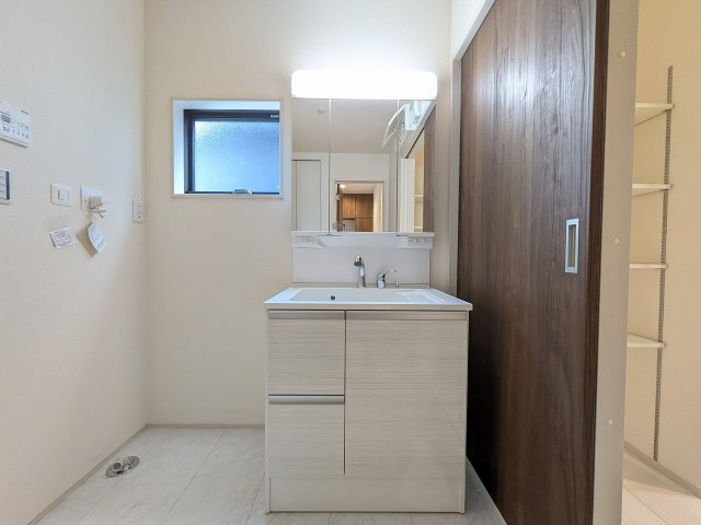 八王子市　下恩方町　新築一戸建て　１６期の独立洗面台|～３面鏡付きの独立洗面台　細々している物をスッキリ収納出来ます～