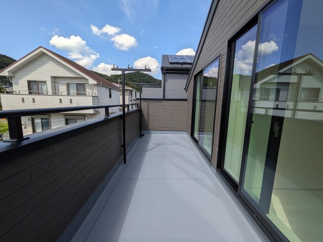 八王子市　下恩方町　新築一戸建て　１６期のバルコニー|～洗濯物をタップリと干せるワイドバルコニー～