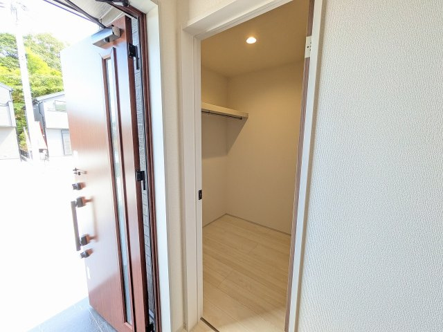 八王子市　下恩方町　新築一戸建て　１６期の収納|～玄関から脱衣所まで通り抜けが可能なウォークスルークローゼット～