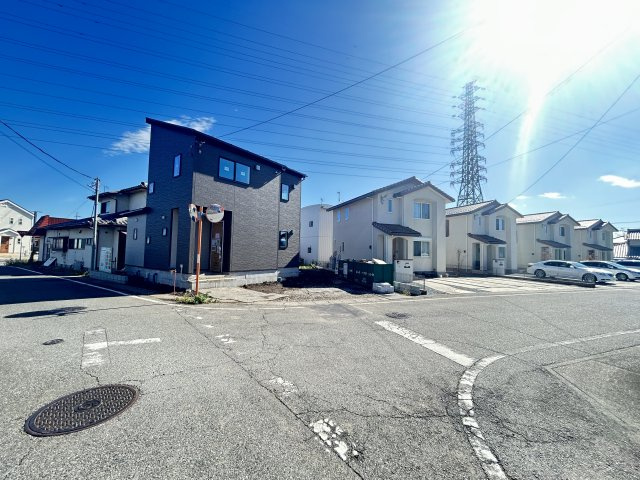 新築　高崎市東貝沢第1期　LIGNAGE　1号棟の前面道路含む現地写真|現地写真　西側接道幅員約6.4ｍ　北西側接道幅員約6ｍ