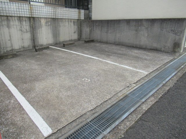 メゾン　ド　アヴニール名谷の駐車場