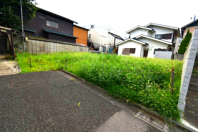粕谷2丁目・売地・1区画の前面道路含む現地写真
