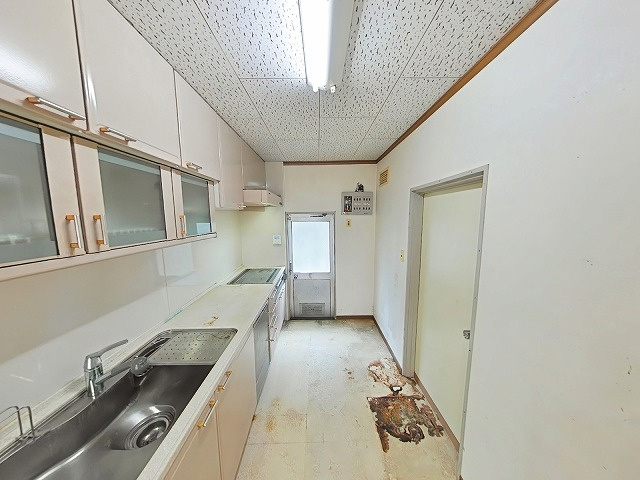 中古住宅（中区湊）のキッチン|ゆとりのある広さに、IHクッキングヒーターでお手入れしやすいキッチンです。