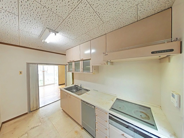 中古住宅（中区湊）のキッチン|ゆとりのある広さに、IHクッキングヒーターでお手入れしやすいキッチンです。