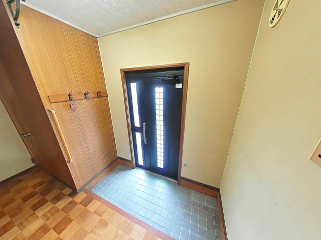 中古住宅（中区湊）の玄関|ゆとりある広さで、快適に使える玄関スペースです。