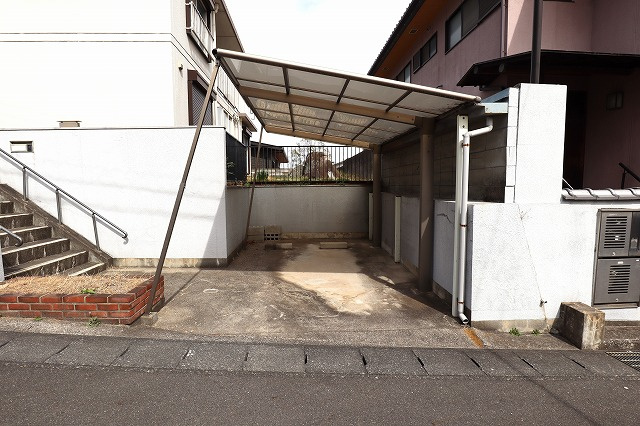 中古住宅（中区湊）の駐車場|お車の保管に安心感のあるカーポート付き駐車場です。