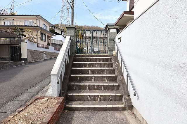 中古住宅（中区湊）のその他|入り口前の階段です。
