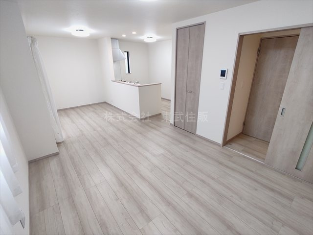 【居間・リビング】 | 川越市中台　全6棟　B号棟 | こちらの16.25帖のリビングで趣味の時間をお楽しみください