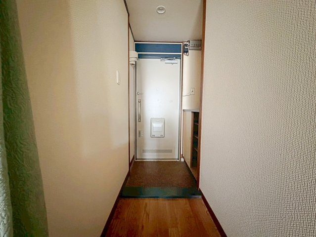 京都一乗寺コーポラスの玄関|【玄関】玄関には靴箱が備わっているので、靴をすっきり収納することができます！室内（2025年8月）撮影