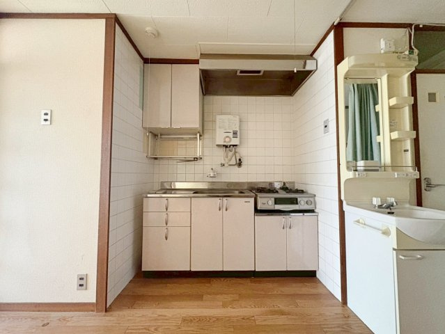 京都一乗寺コーポラスのキッチン|【キッチン】お料理に集中できる壁付けキッチン！上部棚＆下部収納があり調理器具やお皿の収納に便利です♪室内（2025年8月）撮影