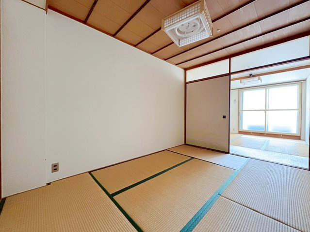 京都一乗寺コーポラスの和室|【和室2】バルコニーを通して室内に明るい光が差し込みます！室内（2025年8月）撮影