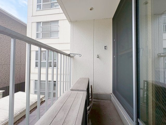 京都一乗寺コーポラスのバルコニー|【バルコニー】東側は駐車場となっているので、開放感があり、室内に光が入りやすいです！現地（2025年8月）撮影
