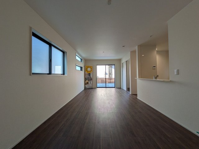 八王子市　下恩方町　新築一戸建て　１６期の居間・リビング|～18.62帖の明るいLDKで、家族団欒の時間をお過ごしいただけます～