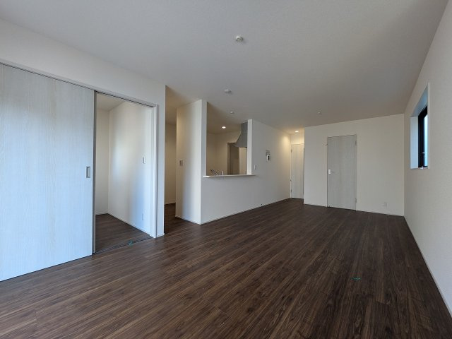 八王子市　下恩方町　新築一戸建て　１６期の居間・リビング|～18.62帖の明るいLDKで、家族団欒の時間をお過ごしいただけます～