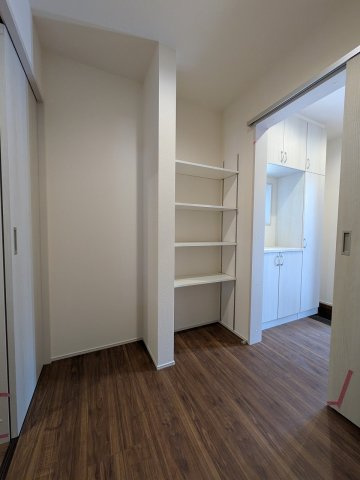 八王子市　下恩方町　新築一戸建て　１６期の収納|～大容量収納可能、ウォークスルータイプのパントリー～