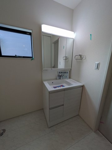 八王子市　下恩方町　新築一戸建て　１６期の独立洗面台|～３面鏡付きの独立洗面台　細々している物をスッキリ収納出来ます～