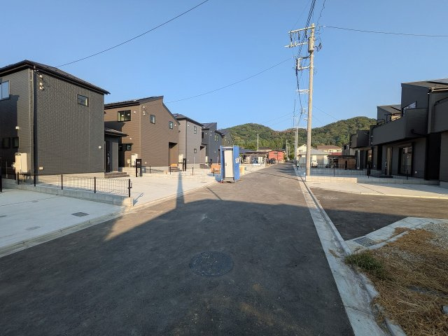 八王子市　下恩方町　新築一戸建て　１６期の前面道路含む現地写真|～並列2台駐車可能カースペース～