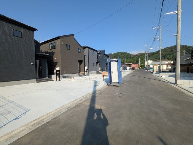 八王子市　下恩方町　新築一戸建て　１６期の駐車場|～並列2台駐車可能カースペース付き～