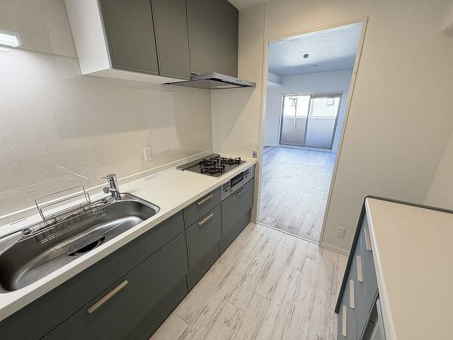 アルファステイツ高須新町のキッチン|キッチン背面にあるカップボードです