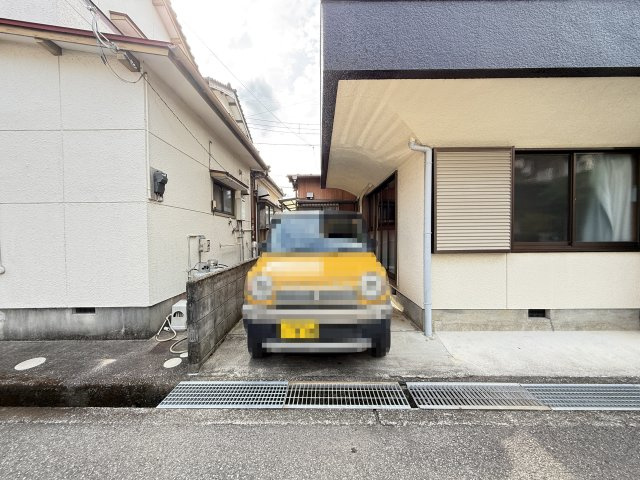 大津乙貸家の駐車場