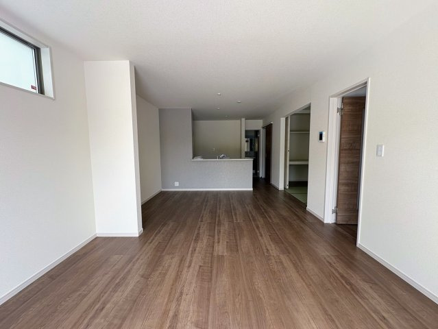 リーブルガーデン南城市佐敷新里・3号棟の居間・リビング|明るく広々としたLDK18帖／対面式のキッチン