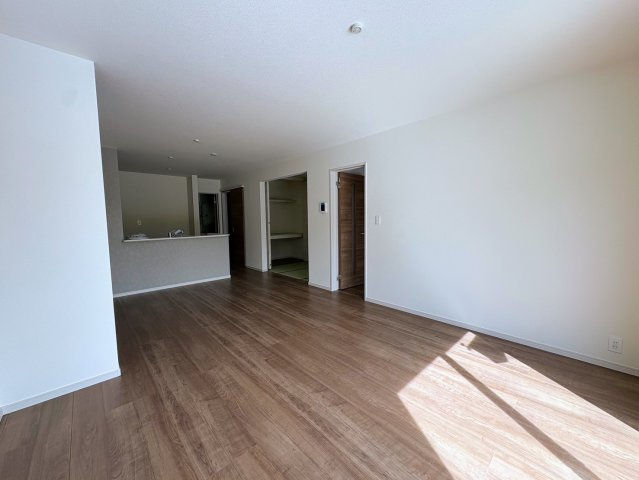 リーブルガーデン南城市佐敷新里・3号棟の居間・リビング|明るく広々としたLDK18帖／対面式のキッチン