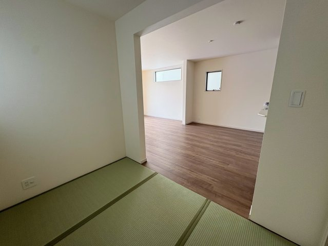 リーブルガーデン南城市佐敷新里・3号棟の和室|リビングに隣接するタタミコーナー３帖