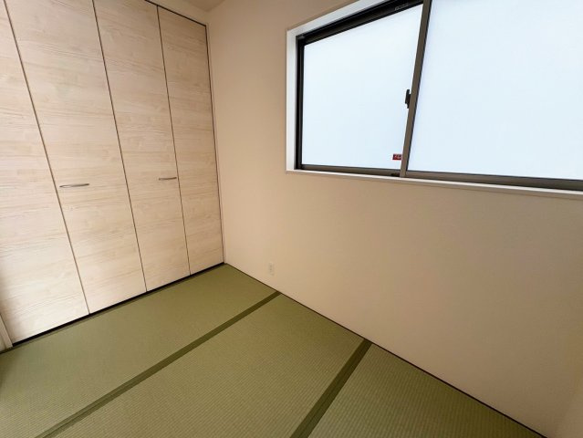 リーブルガーデン南城市佐敷新里・3号棟の和室|生活に和の趣をもたらすタタミコーナー３帖・押し入れ収納付き