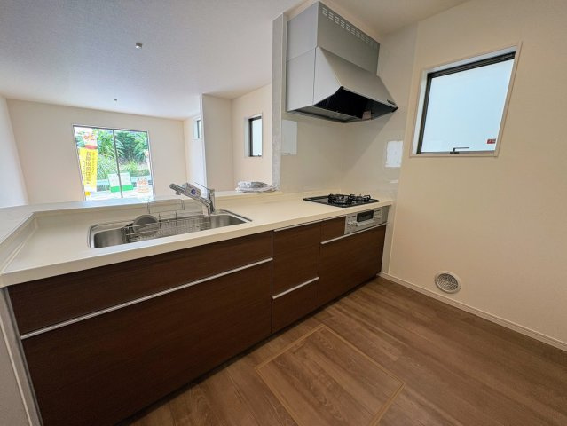 リーブルガーデン南城市佐敷新里・3号棟のキッチン|コミュニケーションの取りやすい対面式システムキッチン／換気窓＆床下収納