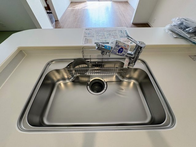 リーブルガーデン南城市佐敷新里・3号棟のキッチン|浄水器付きキッチンの流し台