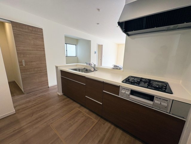 リーブルガーデン南城市佐敷新里・3号棟のキッチン|奥行き幅がありふたりでも料理がしやすい対面式のキッチン