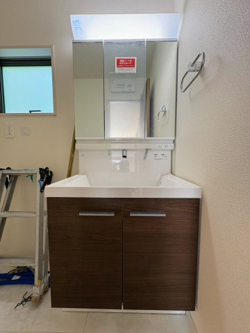 リーブルガーデン南城市佐敷新里・3号棟の独立洗面台|ハンドシャワー付き洗面化粧台