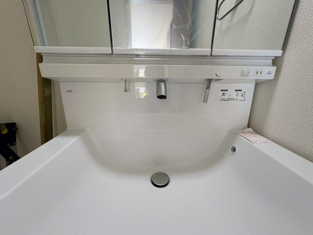 リーブルガーデン南城市佐敷新里・3号棟の独立洗面台|触れずに手をかざすだけなので清潔なタッチレス水栓