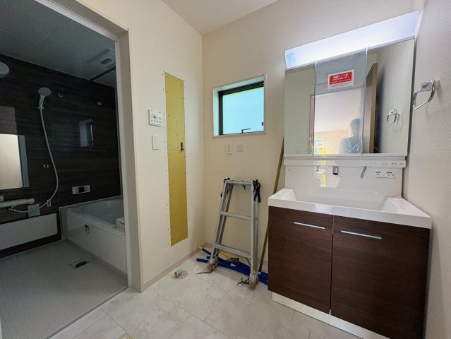 リーブルガーデン南城市佐敷新里・3号棟の独立洗面台|洗面化粧台＋洗濯機置場から浴室への動線